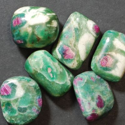 Ruby in fuchsite (approx. 3 cm)